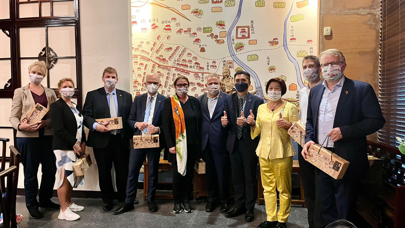 東東餐飲企業董事長李日東親自致贈府城台南椪餅予德國貴賓們